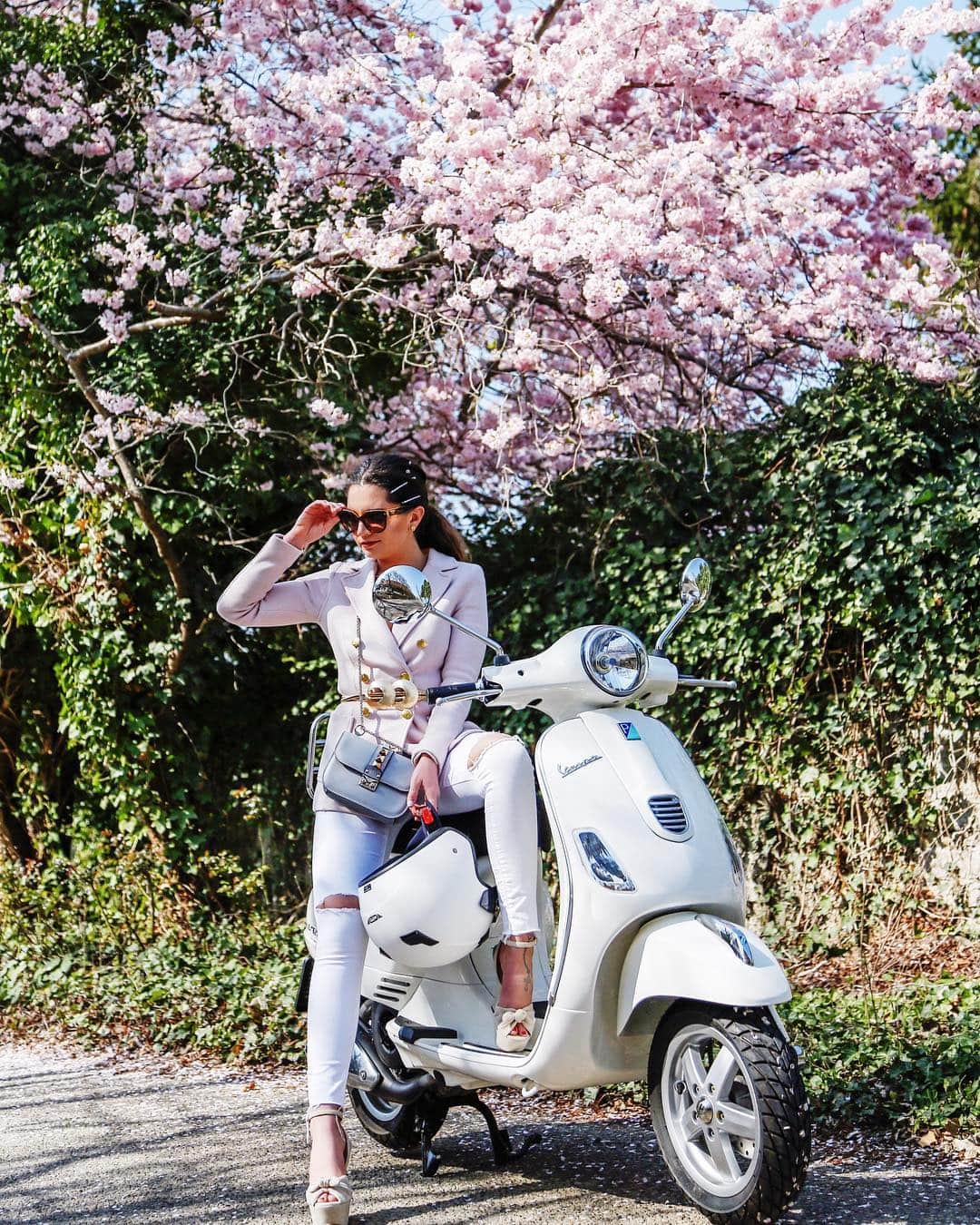 Anniさんのインスタグラム写真 - (AnniInstagram)「Cherry blossom 💖 ... 💁🏻‍♀️🛵🌸💕*Anzeige {Outfit is up on my Blog} ☀️🌸✨ ——————————————————————————— • • • • •  #outfit #fashion #fashionblogger #ootd  #shopbop #fashionblogger_de #blogger #inspiration #inspo #girl #me #look #ig #kissinfashion #americanstyle #stuttgart #tumblr #pinterest #liketkit #cherryblossom #blossom」4月4日 23時03分 - annaleacosta