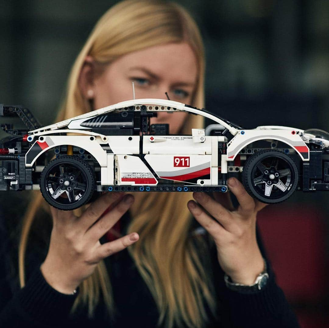 LEGOさんのインスタグラム写真 - (LEGOInstagram)「LEGO Technic @porsche 911 RSR: “It’s full of so many of the features I know from the real racing car. Amazing.” Christina Nielsen, Professional Racing Driver. #LEGOTechnic #Porsche #LEGO #Porsche911 #Racing @christinaracing」4月4日 23時04分 - lego