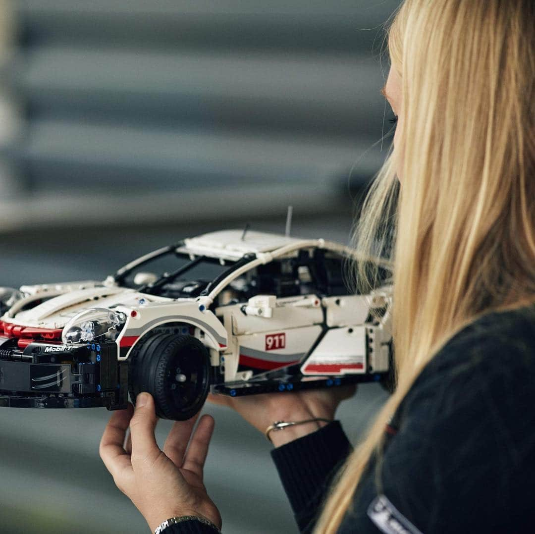 LEGOさんのインスタグラム写真 - (LEGOInstagram)「LEGO Technic @porsche 911 RSR: “It’s full of so many of the features I know from the real racing car. Amazing.” Christina Nielsen, Professional Racing Driver. #LEGOTechnic #Porsche #LEGO #Porsche911 #Racing @christinaracing」4月4日 23時04分 - lego