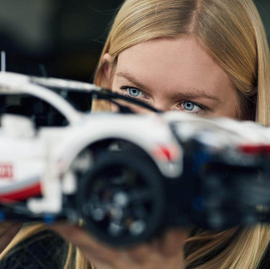 LEGOさんのインスタグラム写真 - (LEGOInstagram)「LEGO Technic @porsche 911 RSR: “It’s full of so many of the features I know from the real racing car. Amazing.” Christina Nielsen, Professional Racing Driver. #LEGOTechnic #Porsche #LEGO #Porsche911 #Racing @christinaracing」4月4日 23時04分 - lego