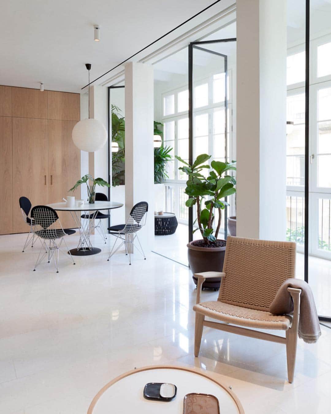 Design Milkさんのインスタグラム写真 - (Design MilkInstagram)「The Argentona #Apartment is a #minimalist #renovation located in Barcelona, Spain, designed by @ylabarquitectos. The home is bright and airy, full of natural light that makes the #modernhome warm and inviting. \\\ designmilk.com」4月4日 23時04分 - designmilk