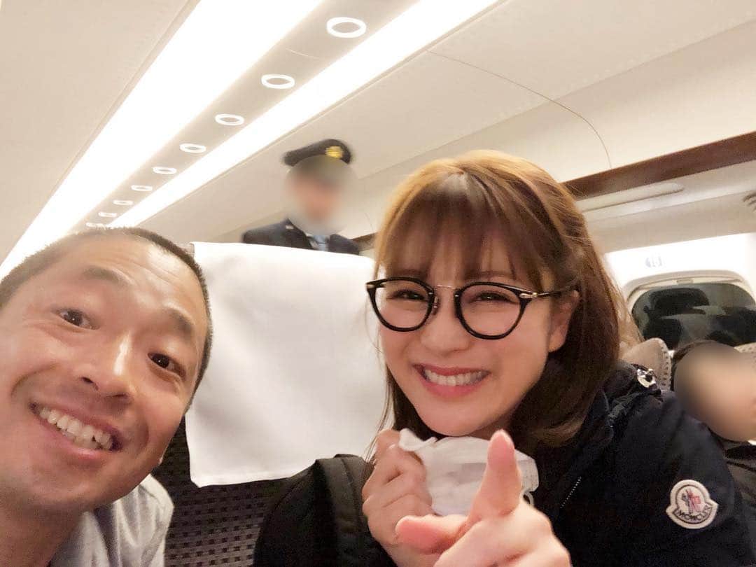 鈴木奈々さんのインスタグラム写真 - (鈴木奈々Instagram)「新幹線で帰宅中に、 安田大サーカスの団長さんに、 偶然バッタリ会いましたー(^-^)！！！ 写真撮っちゃいましたー♡♡♡ 優しい優しい団長さんが、  大好きです(^-^)！！！ #新幹線でバッタリ #安田大サーカス団長 さん #優しい人」4月4日 23時05分 - nana_suzuki79