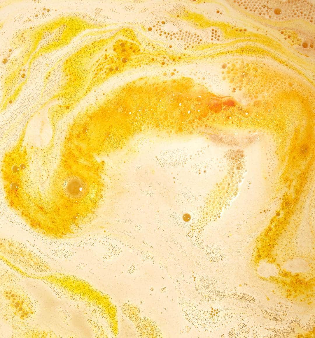 LUSH Cosmeticsさんのインスタグラム写真 - (LUSH CosmeticsInstagram)「Clever like a fox and fizzy like a bath bomb, our #vegan Kitsune's mandarin, patchouli and cedarwood scent helps your brain recharge. Shapeshift into restoration! 🦊💕 #WeTheBathers」4月4日 23時06分 - lushcosmetics