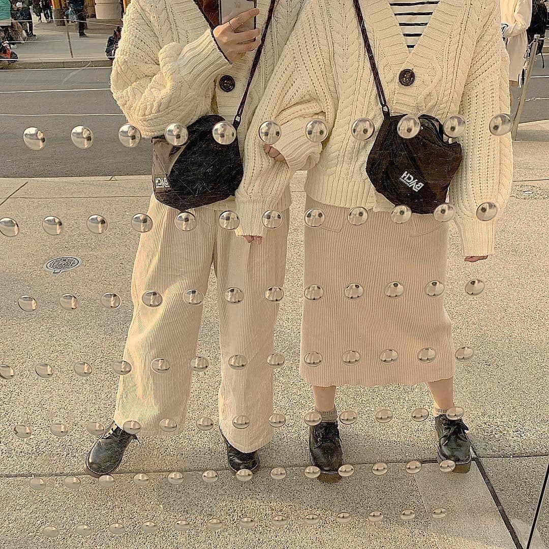 のインスタグラム：「消えそうな色コーデでユニバへ♡  スカートとパンツをかえたシミラールックは、ペアルックよりハードルが低くて◎✨ ぜひ参考にしてみてください👀  photo by @yrk223__  Sucle のBASEにて、Sucleオリジナル巾着ポーチを販売中✨﻿ ﻿ プロフィールのURLかストーリーズのURLからジャンプできるので、ぜひチェックしてみてください👀﻿ ﻿ @sucle_ では紹介する写真を募集中👧🏻﻿﻿ ﻿﻿﻿﻿﻿ ﻿﻿﻿﻿﻿﻿﻿﻿﻿﻿﻿﻿﻿ タグ付けやハッシュタグをつけてくれた投稿からもピックアップした写真をリポストしています！﻿﻿﻿﻿﻿﻿﻿﻿﻿﻿﻿﻿﻿﻿ #sucle をつける か このアカウントをタグ付けして投稿してね📸﻿﻿﻿﻿﻿﻿﻿﻿﻿﻿﻿﻿﻿﻿ #ダッフィー #バウンドコーデ #ディズニー #Disney #レトロ #コーデ #レトロボタン #トレンチコート #ロングスカート #ディズニーコーデ #カチューシャ #design #消えそうな色コーデ  #ベージュコーデ #ロングスカート #フリルネック #秋冬コーデ #コーディネイト #coordinate #fashion #ootd  #ootdfashion #かわいい #Cute #pretty #トレンド #トレンドアイテム #instagood #オシャレさんと繋がりたい」