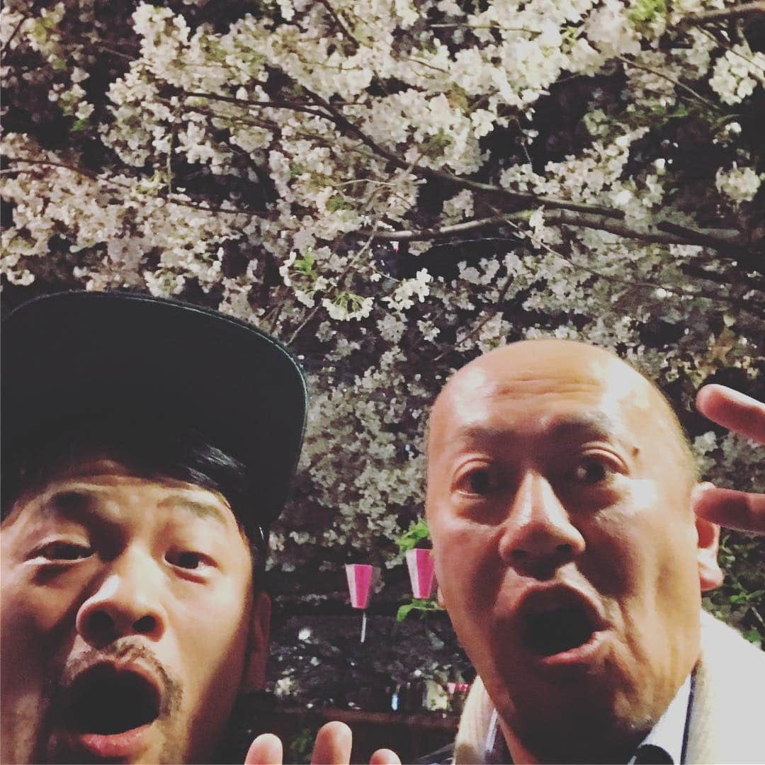 石川龍のインスタグラム：「会社のボスと中目黒で焼き鳥を食べて、花見をしました。 いい歳の野郎ふたりでロマンチックに花見もないだろうwと思いましたがとても良い時間でした。 未来をつくるための少し暑苦しい話を話を真摯に受け止めてくれて本当にありがとうございます。 思えばちょうど10年前、それまでバンドやることしかできなかった僕に、それとは違う世界を知るためのきっかけをくれたのもこの人でした。10年経った今も沢山のチャンスを与えてくれています。音楽に教えてもらったことを活かすためにも、この人に恩返しするためにも、まだまだ色々とやらなきゃいけないことは多いなぁと感じました。」