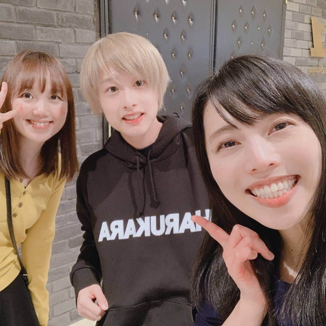 和泉杏さんのインスタグラム写真 - (和泉杏Instagram)「あら似合う♪ . しょーちゃんが、 『HARUKARAパーカー可愛い♥️』と言って、 買ってくれました！！(゜ﾛ゜;ﾉ）ﾉ .  もちろん直属の後輩値引きは入りましたよw . それにしても… なんて似合うのでしょう！ なんて可愛い後輩なのでしょう！ . 【ハルカラTシャツ】で検索！ . . #ハルカラ #ハルカラTシャツ #HARUKARA #ハルカラパーカー #ハルカラグッズ #しょーちゃん #似合うね #ありがとう #コスモスライダー #コスモスライダーしょうちゃん」4月4日 23時10分 - izumikyou