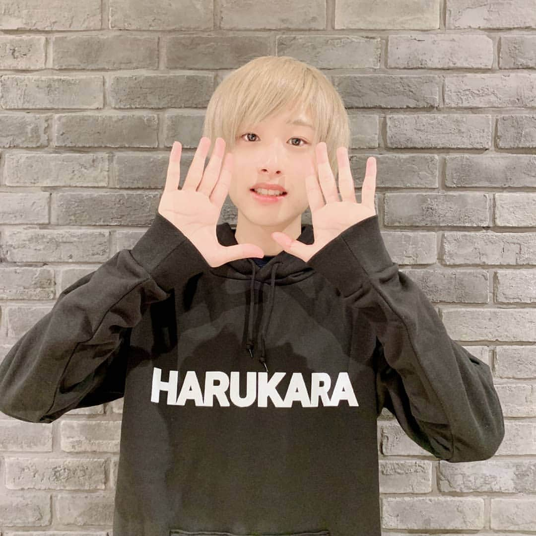 和泉杏さんのインスタグラム写真 - (和泉杏Instagram)「あら似合う♪ . しょーちゃんが、 『HARUKARAパーカー可愛い♥️』と言って、 買ってくれました！！(゜ﾛ゜;ﾉ）ﾉ .  もちろん直属の後輩値引きは入りましたよw . それにしても… なんて似合うのでしょう！ なんて可愛い後輩なのでしょう！ . 【ハルカラTシャツ】で検索！ . . #ハルカラ #ハルカラTシャツ #HARUKARA #ハルカラパーカー #ハルカラグッズ #しょーちゃん #似合うね #ありがとう #コスモスライダー #コスモスライダーしょうちゃん」4月4日 23時10分 - izumikyou