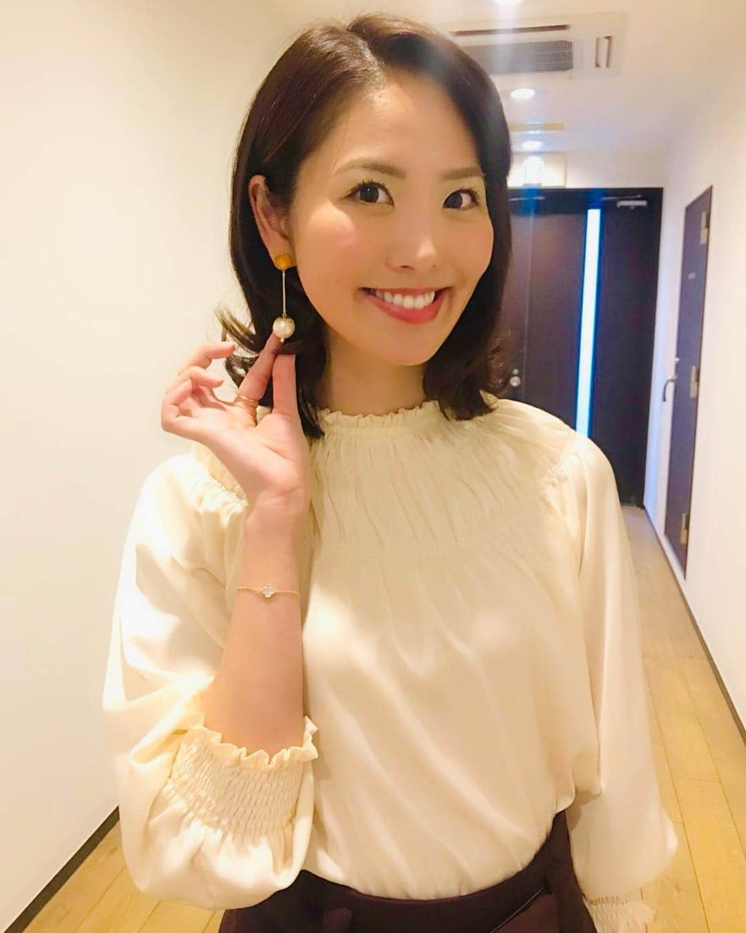 渋佐和佳奈さんのインスタグラム写真 - (渋佐和佳奈Instagram)「今日はWOWOW5月のイチオシナビの収録でした📹🌸 5月はゴールデンウィークおすすめのラインナップを紹介しますよ〜😊❣️4月は海外ドラマについて、5月は一体何について紹介するのか、ぜひお楽しみにです🥰✨放送日が近づいたらまたお知らせしますね♡ * 👗今日の衣装👗 トップスは襟元と袖にギャザーが入って、普段でも着られそうだなと思いお買い上げ検討中☺️💕ピアスは @goldy_jp さんです✨」4月4日 23時12分 - shibusa_wakana