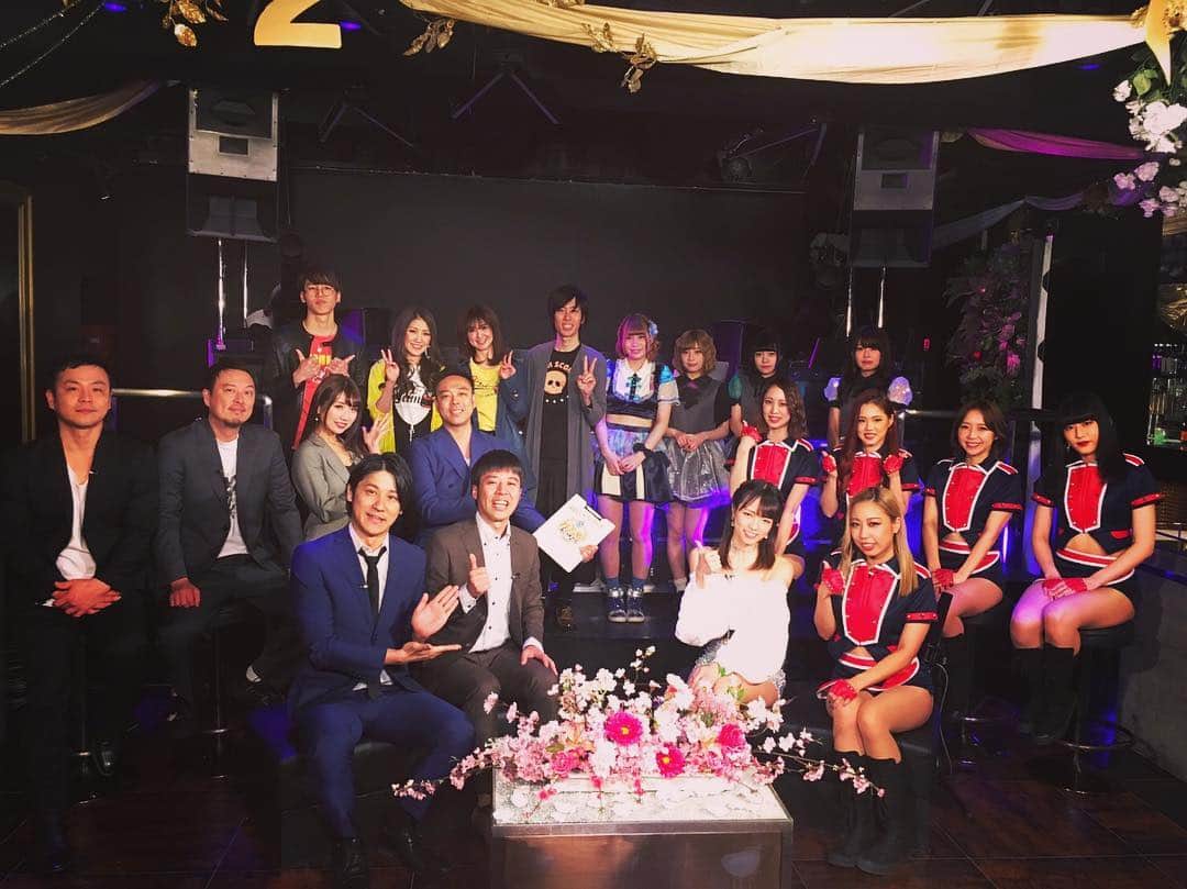 のインスタグラム：「【4.20.sat「バキバキ☆ビート！II」出演】 サンテレビ 毎週土曜日 24時〜放送 「バキバキ☆ビート！II」に またまた出演させていただきます😻✨ 今回はBsGirlsとのダブルゲスト！ . BsGirlsが出演することは公式で既に発表されてますが、 実は私も出るのです〜🤤♩♩ 今回も楽しい収録でした❣️ レギュラーの皆さんとは、 プライベートでもご一緒させてもらったり、 別の現場でもお会いしたりで、距離が近づいてきて♡ 初回出演の頃より、だいぶ リラックスして収録に挑めるようになってきました🙈♡ …ま、今回は気の知れた仲間が一緒っていうのが 一番大きかったんかな(ﾉ∀`*)笑✨ ちょいちょいCHALとイチャイチャしてますw . 上村のBsGirls時代・BsGirlsへの想いや、 現役メンバーのBsGirlsに挑戦した理由など✨ 再来週20日の土曜日放送です♩ お見逃しなくっ💋💋💋！ . #バキバキビート #サンテレビ さん #毎週土曜 #深夜0時 #お笑い #DJ #スマイル さん #DJSETO さん #MCウーイェイ さん #ギャロップ毛利 さん #DJKELLY さん #モンスターエンジン大林 さん #DJKENZI さん #DJ黒髪のリリー さん #DJKO_TARO さん #三代目KONAMON さん #BsGirls #オリックスバファローズ #スーツ萌え 💓 . #上村茉冬 #Mafuyu #Kamimura #avex #FLARE #followme #MafuyuK💋 #avexartistacademy」