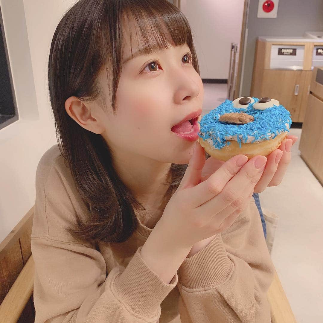 八木沙季のインスタグラム：「🍩🍩 . 今日はクリスピードーナツ行ったよ♡  RUIDOの近くにできてた！！ クッキーモンスターのドーナツ🍪 めっちゃおいしかったよ🥺❤️❤️ . #クリスピードーナツ  #クリスピードーナツ🍩  #クッキーモンスター  #セサミストリート  #ドーナツ」