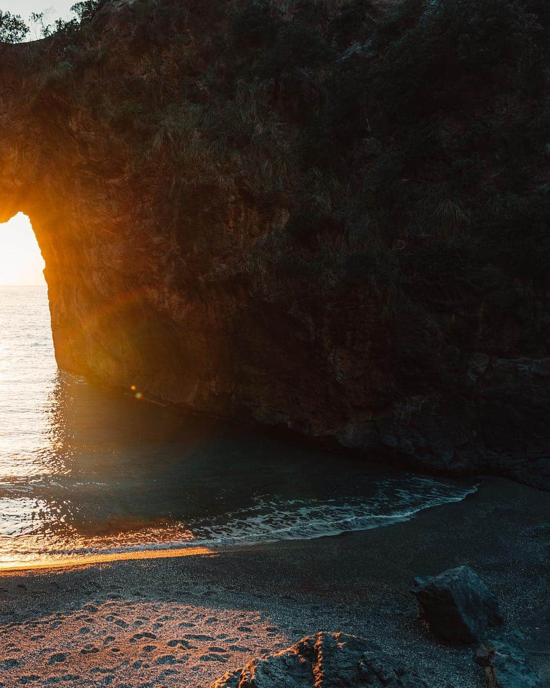 Simone Bramanteさんのインスタグラム写真 - (Simone BramanteInstagram)「{ Gates of 🔥 } • The main topic, for a foreigner like me, when I talk with local people, is about the natural offer in a territory that would need more tourism. Incredible, with places like this. Calabria deserves more attention, tourism yes, that respect the environment. #whatitalyis #sonyalpha」4月4日 23時17分 - brahmino