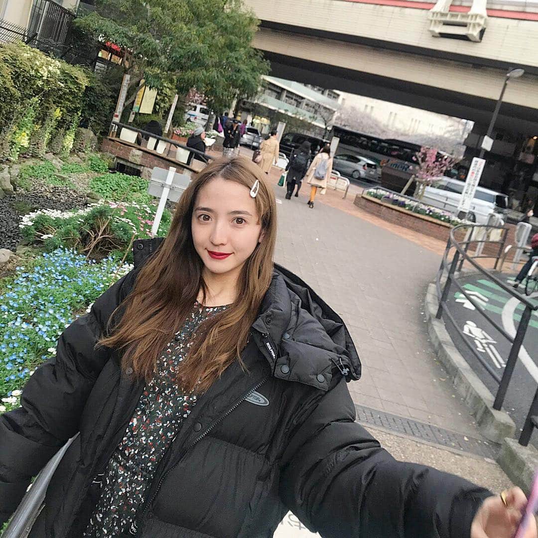 平木愛美のインスタグラム：「本日もいちにちおつかれさまでしたー☺️💘🌼 日中は天気ぽかぽかで最高に気持ちよかった！！ やっと気温も完全に春になってきてくれるかな…🌸？ 写真は先日、気持ちは春夏気分なのに寒波で寒すぎて、久々にというかこの季節にダウンひっぱりだしちゃって、 撮影おわりにぷらぷらと散歩したそんな日💕  この冬はかなりこのダウンに身を委ねたなー。暖か最強すぎた。  まだ朝晩冷えるのでゆっくりお風呂浸かってあたたまってください…♡ 前髪は最近とめたりあげたりしがち。ついに、ほんとに伸ばせてきたかな🥺🌈 オーストラリア海で髪がーーーー！omg 美容室ーーー！はやくいきたいよおおおおお！  #ootd #ダウン #前髪 #ピン #愛美ふく」