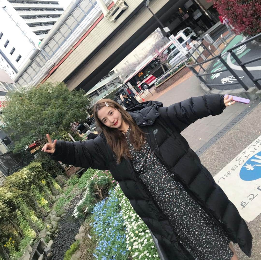 平木愛美さんのインスタグラム写真 - (平木愛美Instagram)「本日もいちにちおつかれさまでしたー☺️💘🌼 日中は天気ぽかぽかで最高に気持ちよかった！！ やっと気温も完全に春になってきてくれるかな…🌸？ 写真は先日、気持ちは春夏気分なのに寒波で寒すぎて、久々にというかこの季節にダウンひっぱりだしちゃって、 撮影おわりにぷらぷらと散歩したそんな日💕  この冬はかなりこのダウンに身を委ねたなー。暖か最強すぎた。  まだ朝晩冷えるのでゆっくりお風呂浸かってあたたまってください…♡ 前髪は最近とめたりあげたりしがち。ついに、ほんとに伸ばせてきたかな🥺🌈 オーストラリア海で髪がーーーー！omg 美容室ーーー！はやくいきたいよおおおおお！  #ootd #ダウン #前髪 #ピン #愛美ふく」4月4日 23時21分 - manamihiraki