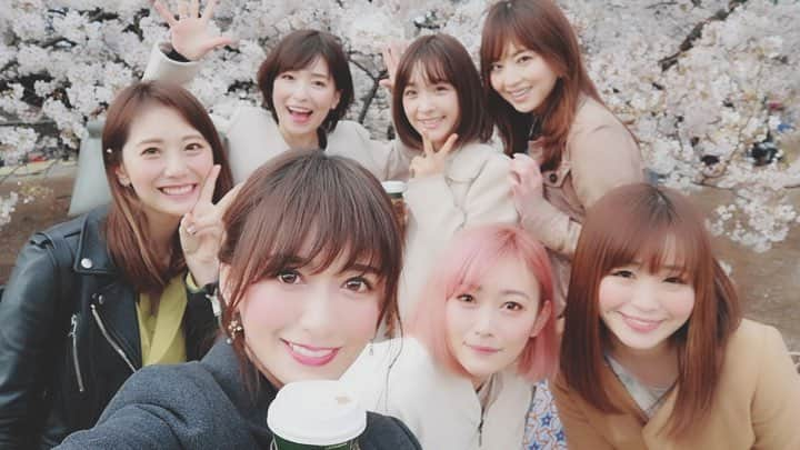 麻美ゆまさんのインスタグラム写真 - (麻美ゆまInstagram)「お花見🌸2019  We had a cherry blossam viewing party at Shinjuku Gyoen with friends:) #初めての新宿御苑 #桜満開 #お花見 #Cherryblossom🌸 #チューリップ🌷 #恵比寿マスカッツ」4月4日 23時21分 - yuma_asami0324