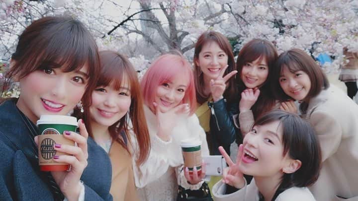麻美ゆまのインスタグラム：「お花見🌸2019  We had a cherry blossam viewing party at Shinjuku Gyoen with friends:) #初めての新宿御苑 #桜満開 #お花見 #Cherryblossom🌸 #チューリップ🌷 #恵比寿マスカッツ」