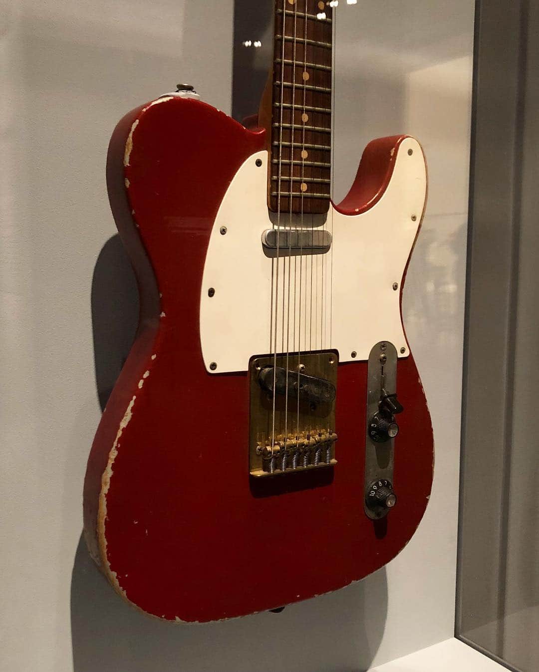 メトロポリタン美術館さんのインスタグラム写真 - (メトロポリタン美術館Instagram)「In celebration of the first week of "Play It Loud: Instruments of Rock and Roll," we're sharing #firsts in rock and roll history! #MuddyWaters—born April 4, 1913—moved from the Mississippi Delta to Chicago in 1943, where he formed the first significant electric blues band. Waters’ blend of rural blues and modern amplification profoundly influenced rock guitarists, including Eric Clapton, Jimmy Page, and especially The Rolling Stones, whose band name comes from a song by Waters. This #guitar was one of the most important instruments used by Waters from 1958 until his death in 1983. Be one of the first to see the exhibition, open to Members this week and to the public on April 8. #MetRockandRoll⁣ ⁣ 🎸 Fender. "The Hoss" Telecaster (serial no. 026176), ca. 1958. Ash, maple, walnut, rosewood, brass, nickel, chrome, plastic. Courtesy of the Estate of McKinley Morganfield pka Muddy Waters.」4月4日 23時21分 - metmuseum