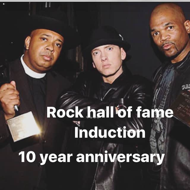 ジョゼフ・シモンズさんのインスタグラム写真 - (ジョゼフ・シモンズInstagram)「We used to Rhyme years ago in Hollis Queens at around 14 15 years old. "My Name will go down in the hall of fame". True story.  The King of Rock video was a video acting like we were trying to get into the hall of fame.  The door man.  Said you guys don't belong here.  Google the video " King of Rock". FYI. There wasn't even a Rock Hall of fame established yet when  we made the video lol 😂. So I guess we used our Prophetic Visionary Gifts.  And well ... we are officially in the Rock and Roll hall of fame. Shout out to @eminem for being there to help induct us  on this date April 4th 2009 10 years ago .  God is good  #JMJFOREVER」4月4日 23時22分 - revwon