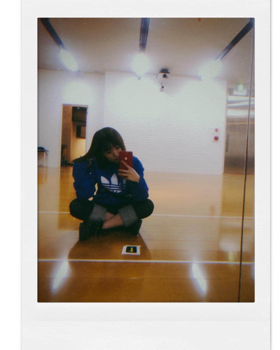 外薗葉月さんのインスタグラム写真 - (外薗葉月Instagram)「・ ・ #HKT48 #外薗葉月 #はづ着 #fashion #coodinate #2019年 #3月23日 #レッスン場 #adidas #トレーナー #💙 #followｍe #instagood」4月4日 23時23分 - hazuki_hokazono