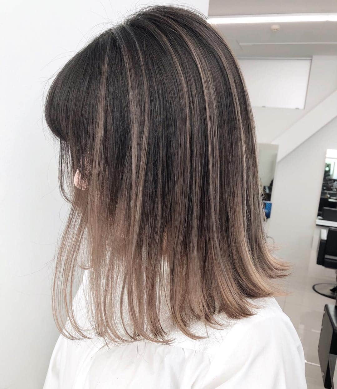ALIVEさんのインスタグラム写真 - (ALIVEInstagram)「こちらのcolorにされたい方は吉祥寺店 松永優哉(@yuya_alive)をご指名下さい🙋‍♂️ . 卒業式間近の前後イメチェンカラーや季節の変わり目のカラー等ご提案させて頂きます🌸 髪質や状態を見極め最適なご提案させて頂きます✨ . ブリーチを使うカラーだと気になる退色後の色味も楽しめるハイクオリティな外国人風カラーに🙆‍♂️✨ . . 【highlight&gradation】 筋感と明るさをプラスして透明感を出す僕だけのハイライト&グラデーションカラー お客様により良いデザインがご提案出来るように日々進化させています🙇✨ 筋感、明るさを出したバレイヤージュのデザイン、細かいハイライトから繋がるグラデーション、色落ちが気になる方/根元が伸びても気にならない明るさ等ご希望のカラーに応じたデザインで一人一人ご案内させて頂きます✨ . . 僕指名限定の特別クーポンございます✨ . gradation color→¥11880 Balayage color→18360 highlight color→¥14040 super highlight→¥18360 gradation color+ highlight→19440 double color→¥21600 . ホワイトグレージュはブリーチ2〜3回必要です✨ . ホットペッパーからからご予約お取り出来ますので気軽にご連絡頂ければと思います☺️✨ メニューが分からない場合はお越し頂いた際にご希望のデザインに合わせてご変更も出来ますのでグラデーションカラー、ハイライトでご予約頂ければと思います🙆‍♂️ . LINE@→『@pnw3183k』でもご予約お取りさせて頂けますのでご質問等もお受けさせて頂けます🙆‍♂️ @も込みで検索お待ちしてます！ . DM/commentお待ちしております📲 . . #ハイライトグラデーション#グラデーションハイライト#グラデーションカラー#外国人風カラー#バレイヤージュ#バレイヤージュカラー#バレイヤージュグラデーション#ハイライト#ローライト#ハイライトカラー#balayage#イルミナカラー#ハイトーン#ヘアアレンジ#美容学生#ナチュラルヘア#ブリーチカラー#ケアブリーチ#ヘアカラー#ダブルカラー#白濱亜嵐#外ハネボブ#外ハネ#アッシュベージュ#アッシュグレー#グレージュ#ミルクティーカラー#ミルクティーベージュ#ベージュカラー#ホワイトカラー」4月4日 23時26分 - alivehair