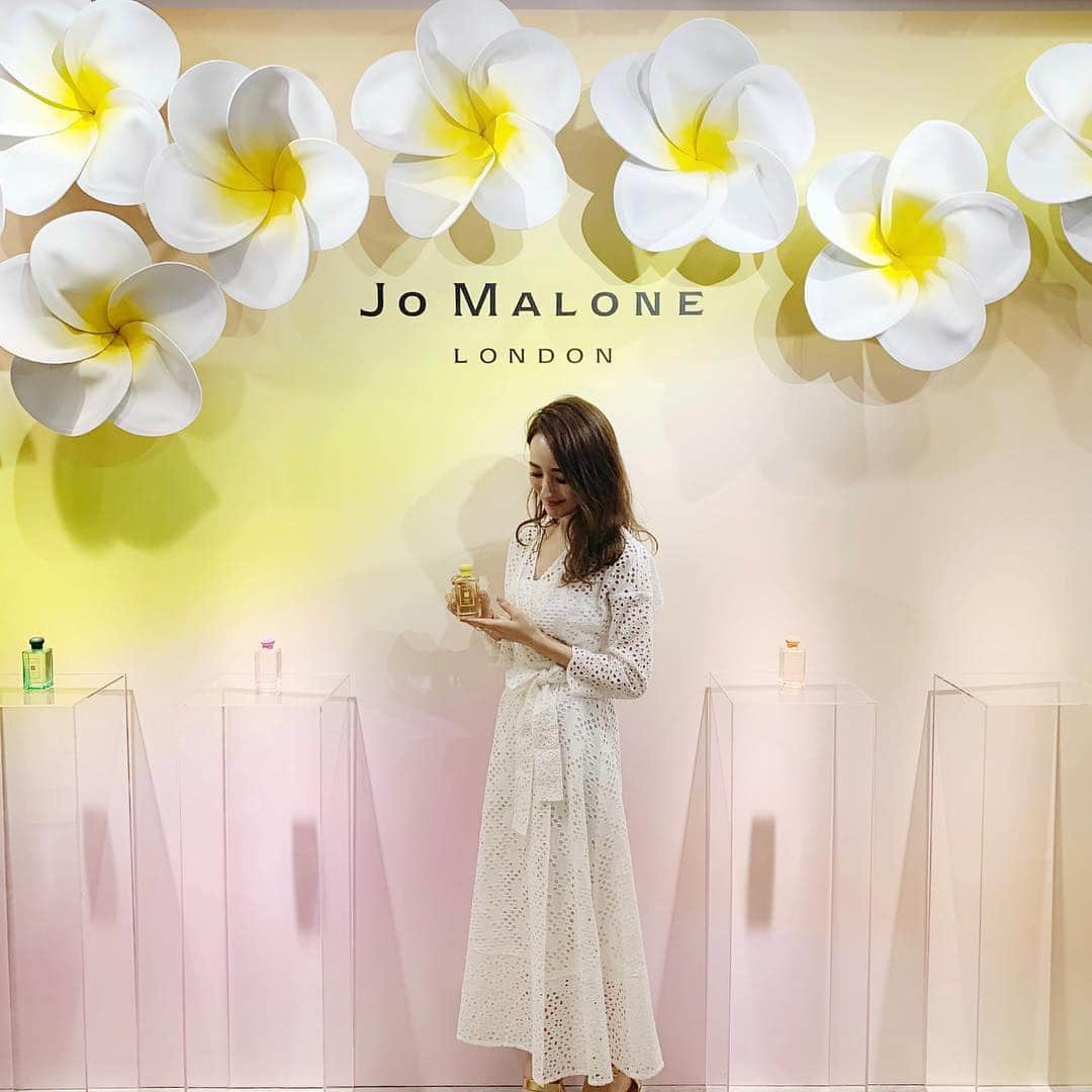 星玲奈さんのインスタグラム写真 - (星玲奈Instagram)「今年もこのシーズンがやってきました🌸 JO MALONEの限定ブロッサムシリーズが発売されると 春が来たなと😊🌸 今年の新作は、イエローのボトルのフランジパニフラワーの香り。 ジャスミン、レモン、イランイランとサンダルウッドと、アクセントのある中に そこにフランジパニのお花の優しい甘さを感じる 魅惑的な香り✨ 今日のプレスイベントでは ヘアメイクの @hiro.odagiri さんに ステージでヘアアレンジをしていただきました😍 明日明後日の4/5(金)と4/6(土)の11時〜20時に 表参道のSIDEにて、JO MALONEブロッサムズのイベントが開催！ どなたでも無料でお入りいただけて、ブロッサムズシリーズを全てお試しできます！ 2階のスペースでは、 小田切ヒロさん監修のヘアアレンジをしていただけるコーナーもありましたよ！（これも無料😍） 仕上げには、JO MALONEのヘアミストで いい香りの髪でお帰りいただけます💓✨ ぜひぜひ、この機会に❤️ ・ #jomalonelondon#ジョーマローンロンドン #brilliantblossoms」4月4日 23時26分 - reinahoshi1015