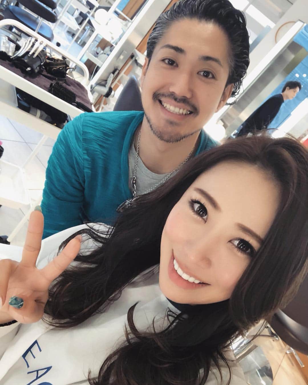 のインスタグラム：「美容院行ってきた✂︎✂︎✂︎✨hair lounge BEACH✂️松嶋さんにはもう何年お世話になってるんだろ😊かなり付き合いが長いカリスマ美容師の松嶋さん、たまに人生相談にものってもらいますw  #美容院#いつものところ#ヘアサロン#ヘアラウンジ#hairloungebeach#カリスマ美容師#安定の#カラー#カット#トリートメント#表参道#南青山#美容#髪の毛さらさら#ちょっとイメチェンしたい願望」