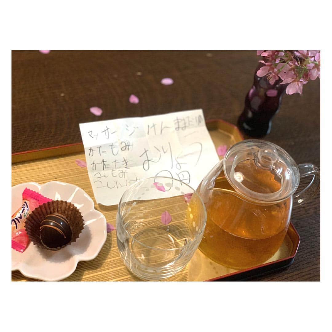 のインスタグラム：「洗濯物畳んでる間に、二人でこそこそこんなの用意してくれてたーーーーー！  早速、寝る前に使わせてもらったら 5分ね！とタイマーセットされました笑  1分おまけまでしてくれて、癒されたわ〜😭 #ママ #男の子ママ #兄弟 #8歳 #5歳 #マッサージ券 #かたたき 😂 #隠してたチョコの存在バレてたらしい  #いつも優しさありがとう  #mama #momlife #thankyou #sons」