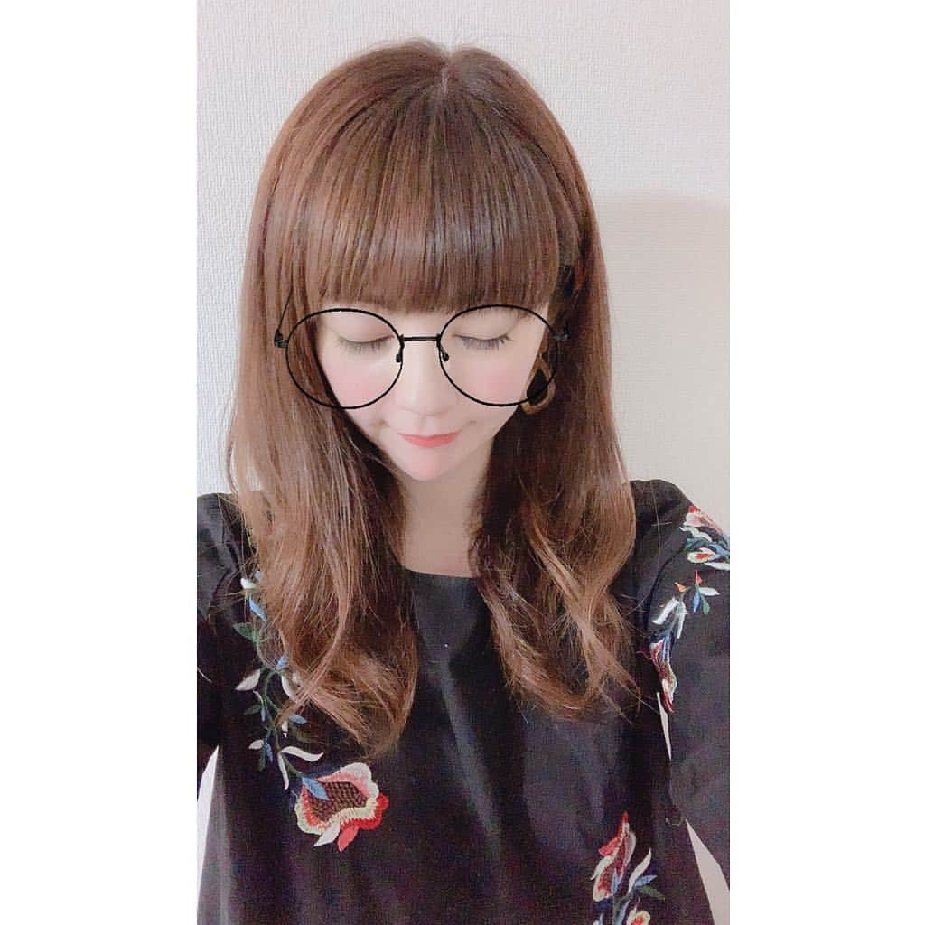 鴻上久美子さんのインスタグラム写真 - (鴻上久美子Instagram)「・ カラーして浮かれてます。 咳は相変わらず止まらないし耳も相変わらず聞こえづらいけれどね…仕方ない。 #カラー #根元の白髪染めました #38歳 で#自撮り ←浮かれ過ぎでしょ、許しておくれ #白髪 隠せて嬉しいんだもん♪ #ありがとうございます #放置したら #シルバーヘア 間違いない #hair #haircolor #twitter に連携出来ませんね、何故でしょ」4月4日 23時28分 - kumikougami