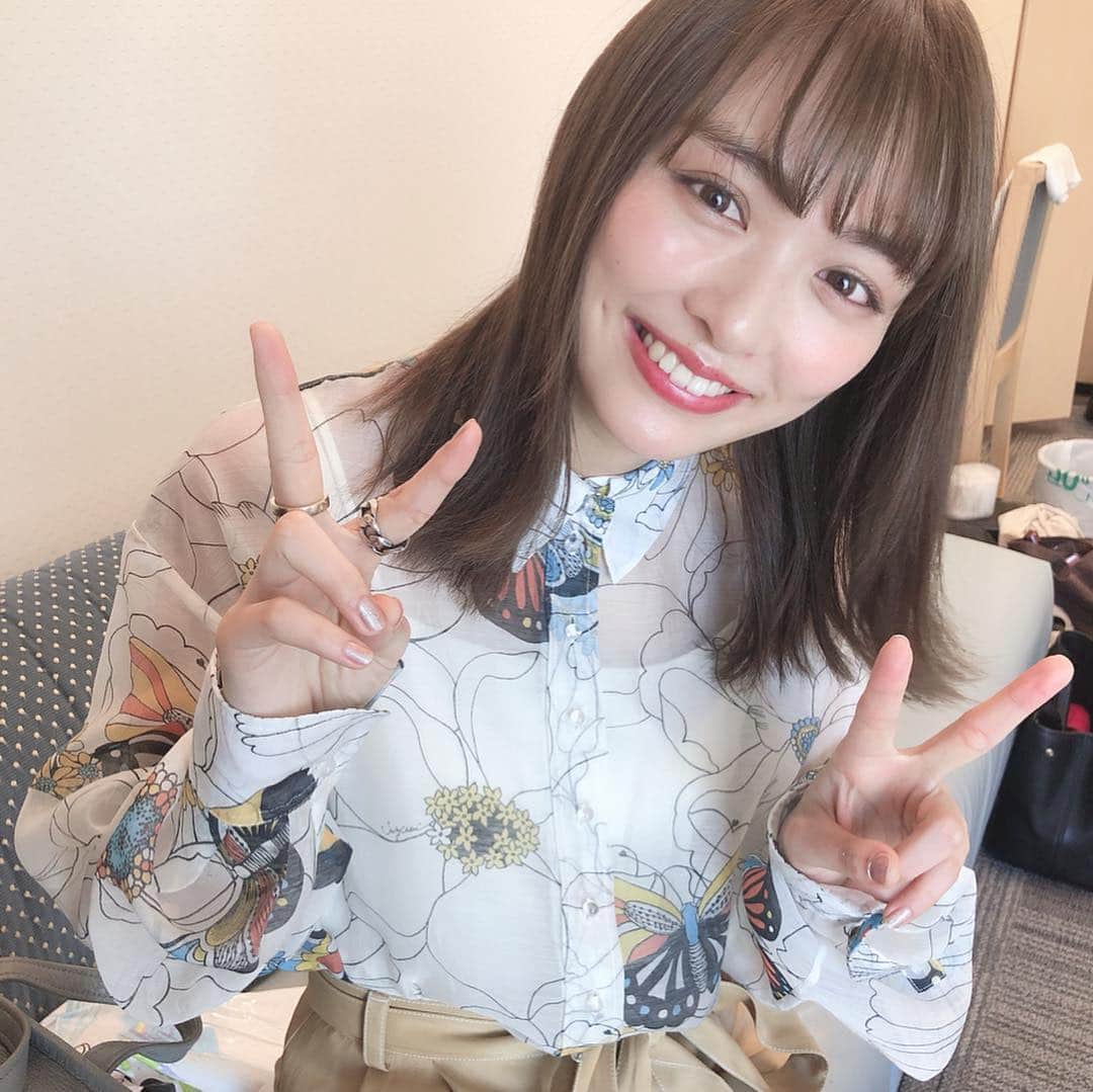 高橋有紀のインスタグラム：「東京大阪と電波ジャックお疲れ様〜！！ このあと23:59日テレで理央ちゃん主演の #向かいのバズる家族 初回スタートです✌︎✌︎ 楽しそうです皆さまみてね☺︎ 朝一東京でディズニーのお土産を渡したんだけど、大阪に移動してから、そう言えばゆきちゃんディズニー行ってたね😚って笑顔で急に話してきて時差がありすぎてえっ？ってなりました。 新幹線の中で飲み物片手に持ったまま眠っていました。 そんな内田さん、ハードなスケジュールだけど楽しい現場でした☺️ #osakana_yuki」