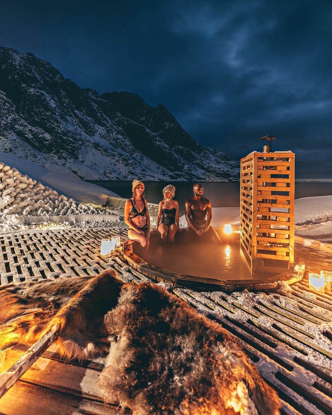 のインスタグラム：「Without a doubt the best night of our Northern Norway trip 💦🔥❄️🍷. Spending the night in a wood fired hot tub in the middle of the Lofoten fjords, sipping wine and enjoying the feeling of snow flakes on our faces. That night was for sure extremely special 💛 #lilyinnorway」