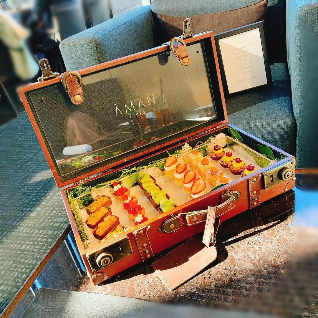 のインスタグラム：「大人で乙女な女子会してきた〜☕️🧁💖 旅する気分を味わう #ブラックアフタヌーンティー 😌 海外のアマンへの旅に思いを馳せて✈️🧳 トランク可愛い、、 優雅なひとときだったぁ、、 #blackafternoontea #ザラウンジbyアマン #アマン東京 #ヌン活」