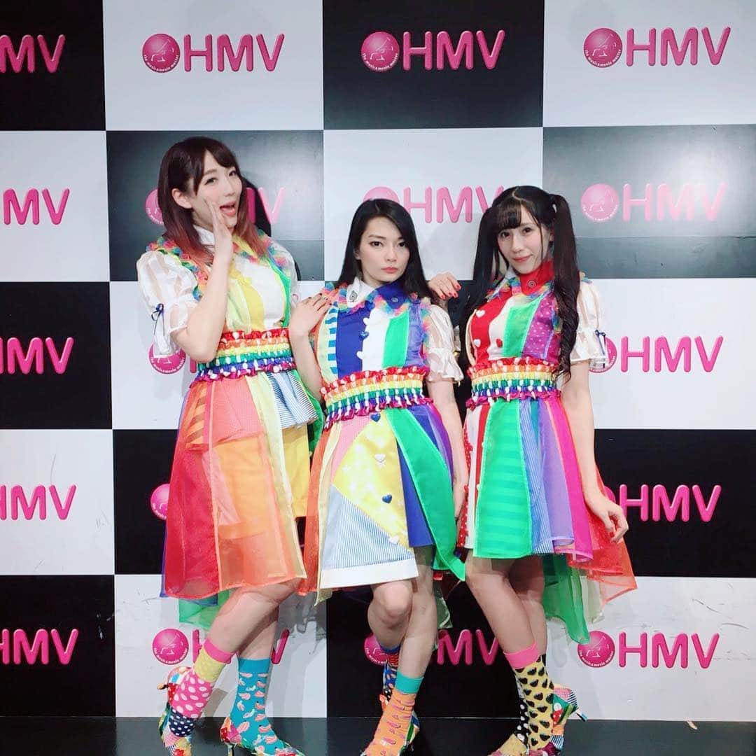 のインスタグラム：「ギリギリ💦 今日でCDデビュー（？）してから1年が経ちました！ 1年続けてこれたのは応援していただいた皆様のおかげです！ CDは売り切れちゃったけどYouTubeにあがってるので秘密のオト女の「純eye people！」きいてね❤️🎶 #秘密のオト女 #スターダスト  #デビュー日 #1周年 #トランスジェンダーの日」