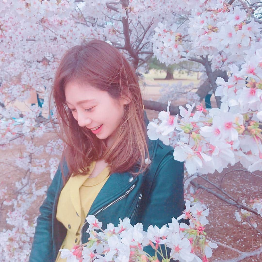 麻美ゆまさんのインスタグラム写真 - (麻美ゆまInstagram)「📷Photo by Show Nishino 🌸Cherry blossom🌸 👗Oblekt  翔ちゃんがええ感じに撮ってくれた！！天才。。 しょ「可愛いのー撮れたよー💕」 からの、、、 ガッツポーズ笑笑」4月4日 23時37分 - yuma_asami0324