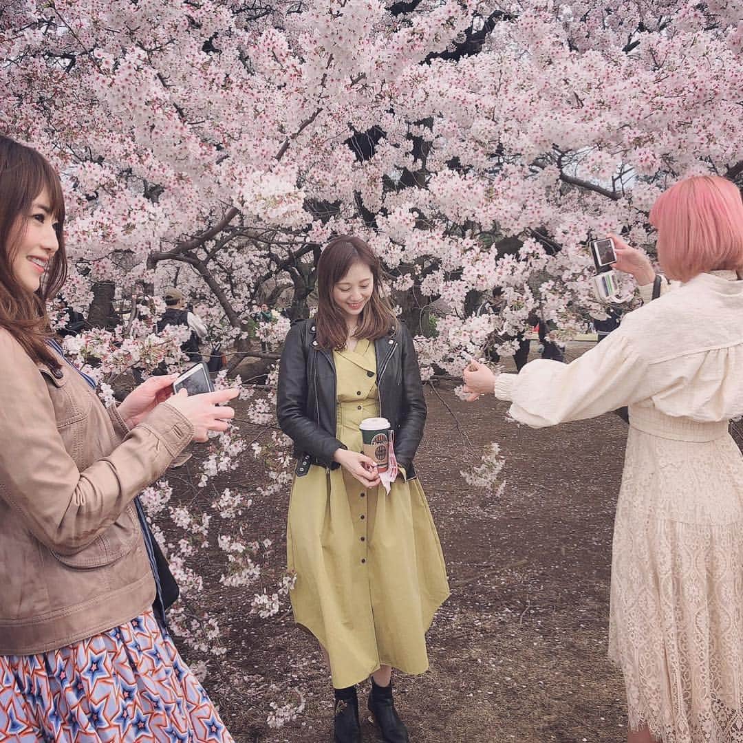 麻美ゆまさんのインスタグラム写真 - (麻美ゆまInstagram)「📷Photo by Show Nishino 🌸Cherry blossom🌸 👗Oblekt  翔ちゃんがええ感じに撮ってくれた！！天才。。 しょ「可愛いのー撮れたよー💕」 からの、、、 ガッツポーズ笑笑」4月4日 23時37分 - yuma_asami0324
