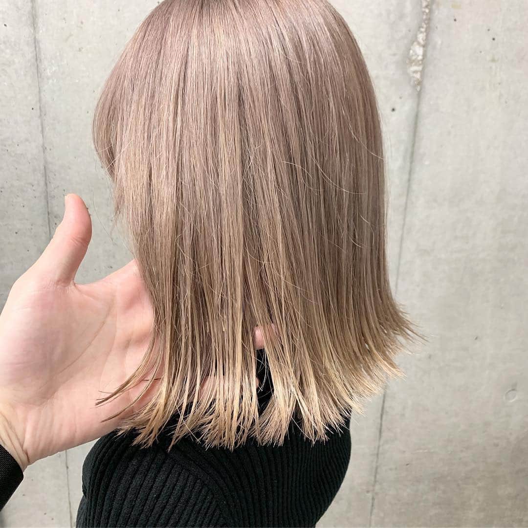 ALIVEさんのインスタグラム写真 - (ALIVEInstagram)「@george_alive 🗣ご新規様ブリーチ率98パーセント❗️ . 圧倒的なブリーチの経験値とオージュアソムリエの知識で 最小限にダメージを抑え艶やかなハイトーンをお約束します♪😎🙌 . ⭐️ボブのカットは普段のスタイリングに合わせて量感や質感を調節しております . ⭐️グラデーションは色が落ちても境目が目立たず、いつまでも可愛く😻 . ⭐️ハイライトは絶妙な太さや枚数で派手になりすぎずおしゃれで柔らかい印象に😘 . . ご新規様限定クーポン ⭐️こだわりカット¥7020 ⭐️#グラデーションカラー ¥10800 ⭐️#ハイライト　¥14040-21600 ⭐️#ケアブリーチ ¥2160 ⭐️#ダブルカラー ¥21600 . ご予約はhotpepper beautyまたはDMで承っております🤠 メニューがわからない場合はご相談クーポンございます🤠 そちらをご利用ください🤠  #3Dハイライト#バレイヤージュ#外国風カラー . #ミニボブ#ボブ#ボブヘアー#前下がりボブ#ワンレンボブ#切りっぱなしボブ#ロブ#イメチェン . #ミルクティーベージュ#ミルクティーアッシュ#ミルクティーカラー#ベージュ#アッシュ#グレージュ#ブルージュ .  #アディクシーカラー #イルミナカラー . #ヘアアレンジ#春カラー#卒業式ヘアセット#入学式#春休み#卒業式コーデ」4月4日 23時37分 - alivehair