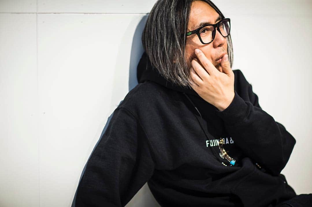 のインスタグラム：「【インタビュー】藤原ヒロシ×上野伸平対談前編　「アングラなスケートカルチャーは触っちゃいけない聖域」﻿ ﻿ ﻿ 　1980年代——。今でこそ、「シュプリーム（SUPREME）」は大人気ブランドになったが、日本ではまだまだスケートボードがアンダーグラウンドなカルチャーだった時代。そんな初期のスケートボードにどっぷりハマった藤原ヒロシらによって、その後、アングラだったカルチャーが表舞台に押し上げられることになる。一方で、上野伸平はアングラから叩き上げのストリートスケーターの一人だ。このほど、虎ノ門にオープンしたスケートパーク「キューコン（QUCON）」の中心メンバーでもあり、藤原の携わる「モンクレール ジーニアス（MONCLER GENIUS）」のプロモーションムービーも手掛けた。お互いを知っていながらしばらくは“一方通行”だったという2人が意気投合し、オープンニングには「フラグメント デザイン（FRAGMENT DESIGN）」とのコラボアイテムも並んだ。今回は、コピーではなく自分のオリジナルを発してきた新旧スケーターによる対談の前編。﻿ ﻿ インタビューの続きはストーリーまたはプロフィールのリンクから🔗﻿ ﻿ PHOTOS : YOKO NAKATA（MAETTICO）﻿ ﻿ #QUCON #FRAGMENTDESIGN #藤原ヒロシ #上野伸平 #フラグメントデザイン #fragment #skate #skateboard #fujiwarahiroshi #hiroshifujiwara」
