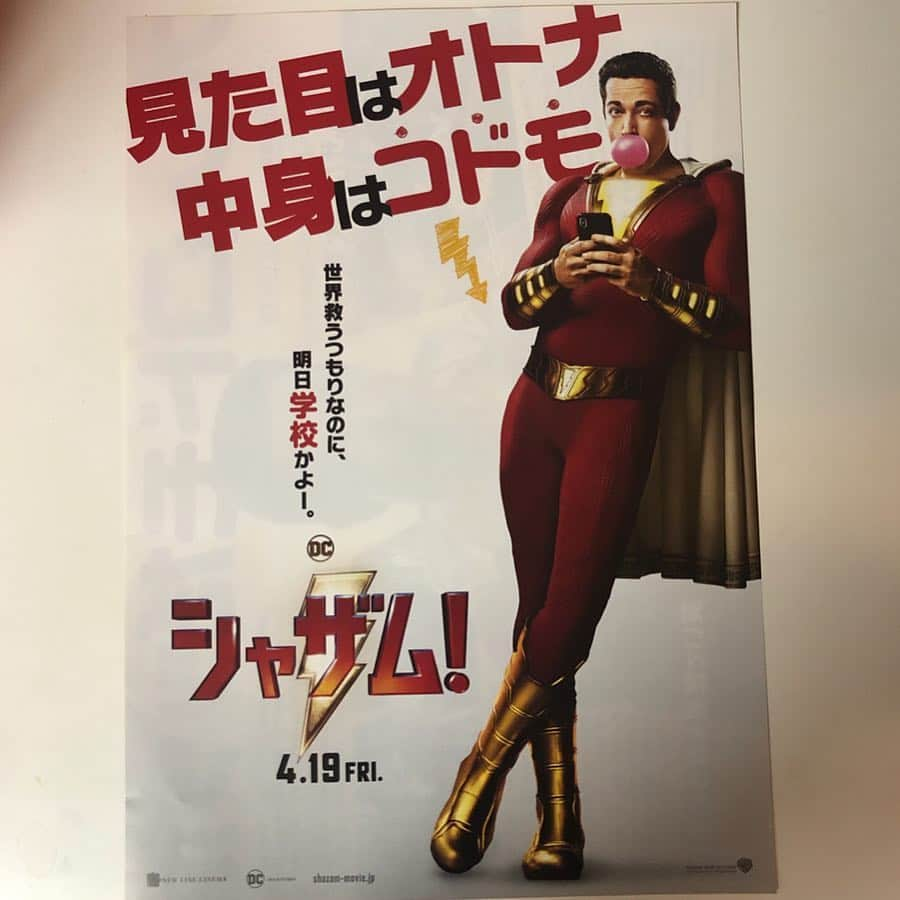 東紗友美さんのインスタグラム写真 - (東紗友美Instagram)「4月19日公開🎬 ・ ・ ・ ・ ・ ・ ・ シャザム。 Shazam日本きたー。存分に笑えるタイプのヒーロー映画であります。 見た目は大人で中身は子供。 問答無用、入れ替わり系のギャップを楽しめます。 コドモ、といっても14歳なのが絶妙な思春期の年齢で良いですよねぇ〜。 ボスベイビーみたいに、赤ちゃんなのにオジサン！みたいなほどのギャップじゃない。そこが良い。 完全大人のルックスなのに、なにげない行動が子供っぽくておかしいからオモロおじさんみたいになっててそのギャップに笑えます。 あとあと、本当は14歳って年齢設定がストーリーにかなり生きてる。 それは少年誰しもが持つ、なれるものならヒーローになりたいという夢。 その夢が叶っていくという見方もできるので、ユメカナちっくな要素が含まれていて、そんなドリカム的精神にもうるっときました。 制作を担当したピーターサフランは、アクアマンに続いて2作目のスーパーヒロー作品。次回はジェームズガン監督と引き続きタッグを組み、スーサイドスクワッドの続編が2021年に全米公開予定だそう。 @dcjapan  #シャザム #Shazam #映画 #映画鑑賞」4月4日 23時41分 - higashisayumi