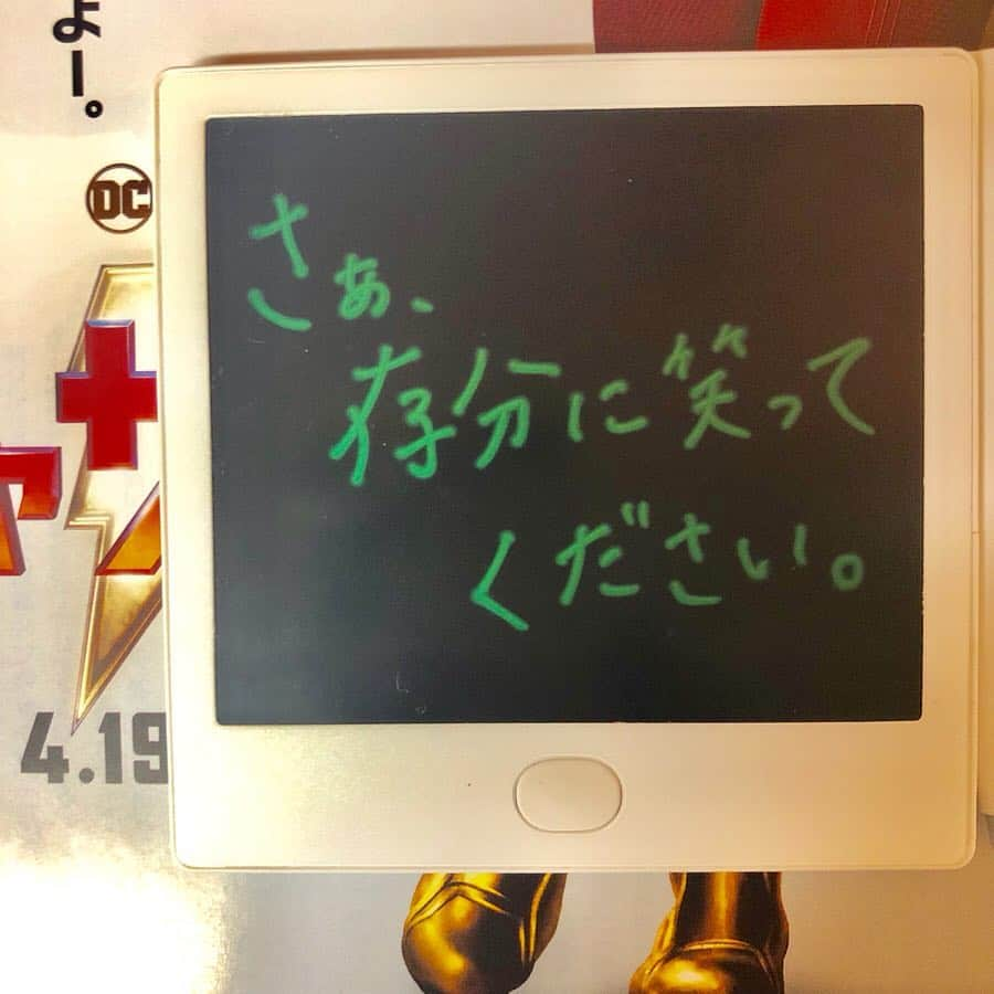 東紗友美さんのインスタグラム写真 - (東紗友美Instagram)「4月19日公開🎬 ・ ・ ・ ・ ・ ・ ・ シャザム。 Shazam日本きたー。存分に笑えるタイプのヒーロー映画であります。 見た目は大人で中身は子供。 問答無用、入れ替わり系のギャップを楽しめます。 コドモ、といっても14歳なのが絶妙な思春期の年齢で良いですよねぇ〜。 ボスベイビーみたいに、赤ちゃんなのにオジサン！みたいなほどのギャップじゃない。そこが良い。 完全大人のルックスなのに、なにげない行動が子供っぽくておかしいからオモロおじさんみたいになっててそのギャップに笑えます。 あとあと、本当は14歳って年齢設定がストーリーにかなり生きてる。 それは少年誰しもが持つ、なれるものならヒーローになりたいという夢。 その夢が叶っていくという見方もできるので、ユメカナちっくな要素が含まれていて、そんなドリカム的精神にもうるっときました。 制作を担当したピーターサフランは、アクアマンに続いて2作目のスーパーヒロー作品。次回はジェームズガン監督と引き続きタッグを組み、スーサイドスクワッドの続編が2021年に全米公開予定だそう。 @dcjapan  #シャザム #Shazam #映画 #映画鑑賞」4月4日 23時41分 - higashisayumi