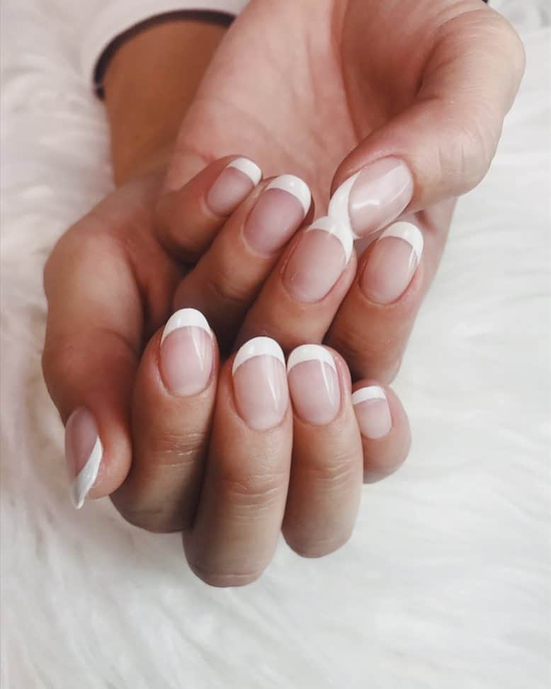のインスタグラム：「New nails for the wedding party of my cousin next week 💅 All my family will be there 🌸 #simpleisthebest 💅some times 💕 Thank you so much @yuu_colorsnail 😘 Can’t wait to see my all family next week in Toyama💕 It’s been long time!!!! I love my family the best 💕  来週は富山に行くんだ💕 いとこの結婚式で親戚が集まるからシンプルに… 💅 ゆーても1番好きなネイルはフレンチなんだ🌸 @yuu_colorsnail ありがとうございましたっ💅💕 あ〜富山久しぶりすぎて楽しみ〜💕 親戚のみんなにも何年ぶりかに会うんだっ😍 お寿司おいしいんだ富山🤤🤤🤤 世の中で1番好きな食べ物はお鮨 🍣 #familygoals #家族大好き #frenchnails #フレンチネイル」