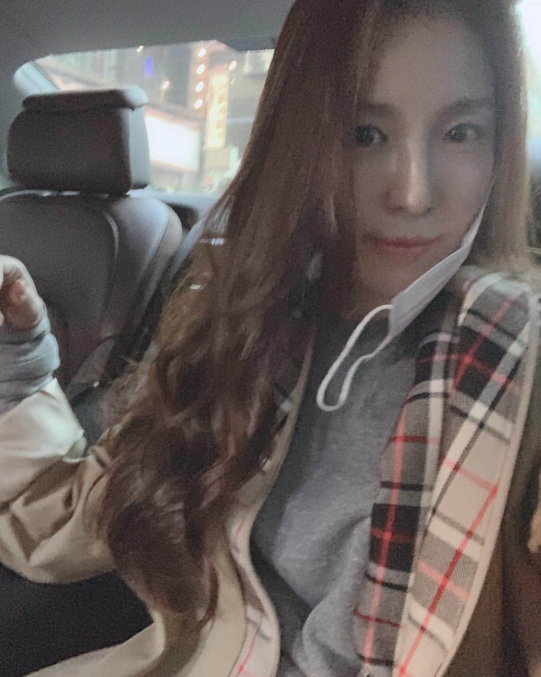 BoAのインスタグラム：「인생 처음 파마 성공!! 항상 파마만 하믄 머리 태우고 그랬는데.. 진짜 성공했다!! 아하하하~~ 감사해용 @loveyhair2708 ❤️ 돌돌 말리면서 머리 잘 말려볼게요 ㅋㅋ (화질 기대하지마셈~ 주인공은 머리임 ㅋㅋ)」