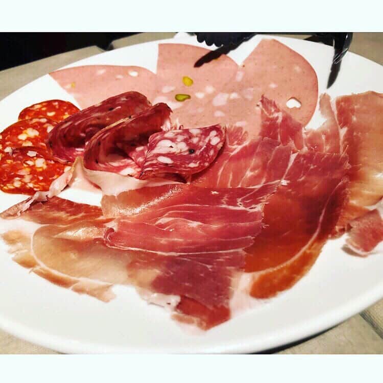 世手子さんのインスタグラム写真 - (世手子Instagram)「Trattoria La Grotta( ＾∀＾) https://item.woomy.me/c/34716 @trattorialagrotta にリハ終わりにみんなで行ってきたよ(*´꒳`*) 新番が4/9から始まりますっっ ゲストの #長澤仙明 くんと #正田美里 ちゃんとっっ 銀座の一等地にある #トラットリアラグロッタ はコスパ良しなのにロケーション抜群っっ まずはスパークリングで乾杯っ！ グリッシーニもオシャレ 農家野菜のバーニャカウダ特製アンチョビソースもめちゃウマ〜(・∀・) イタリア産、生ハム、サラミの盛り合わせも素敵っっ(*´◒`*) 人気前菜3種盛り合わせもおいしかった(๑･̑◡･̑๑) ムール貝と白ハマグリのワイン蒸しも出汁がよいーっっ シェフお任せパスタもバッチリ✌︎('ω')✌︎ また行きたいー！ Casting by @woomy.restaurant」4月4日 23時50分 - rojide