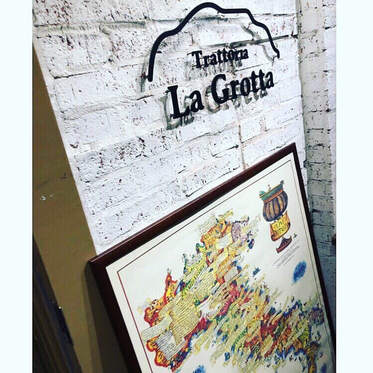 世手子さんのインスタグラム写真 - (世手子Instagram)「Trattoria La Grotta( ＾∀＾) https://item.woomy.me/c/34716 @trattorialagrotta にリハ終わりにみんなで行ってきたよ(*´꒳`*) 新番が4/9から始まりますっっ ゲストの #長澤仙明 くんと #正田美里 ちゃんとっっ 銀座の一等地にある #トラットリアラグロッタ はコスパ良しなのにロケーション抜群っっ まずはスパークリングで乾杯っ！ グリッシーニもオシャレ 農家野菜のバーニャカウダ特製アンチョビソースもめちゃウマ〜(・∀・) イタリア産、生ハム、サラミの盛り合わせも素敵っっ(*´◒`*) 人気前菜3種盛り合わせもおいしかった(๑･̑◡･̑๑) ムール貝と白ハマグリのワイン蒸しも出汁がよいーっっ シェフお任せパスタもバッチリ✌︎('ω')✌︎ また行きたいー！ Casting by @woomy.restaurant」4月4日 23時50分 - rojide