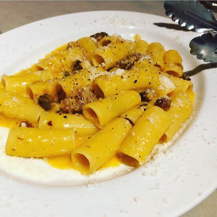 世手子さんのインスタグラム写真 - (世手子Instagram)「Trattoria La Grotta( ＾∀＾) https://item.woomy.me/c/34716 @trattorialagrotta にリハ終わりにみんなで行ってきたよ(*´꒳`*) 新番が4/9から始まりますっっ ゲストの #長澤仙明 くんと #正田美里 ちゃんとっっ 銀座の一等地にある #トラットリアラグロッタ はコスパ良しなのにロケーション抜群っっ まずはスパークリングで乾杯っ！ グリッシーニもオシャレ 農家野菜のバーニャカウダ特製アンチョビソースもめちゃウマ〜(・∀・) イタリア産、生ハム、サラミの盛り合わせも素敵っっ(*´◒`*) 人気前菜3種盛り合わせもおいしかった(๑･̑◡･̑๑) ムール貝と白ハマグリのワイン蒸しも出汁がよいーっっ シェフお任せパスタもバッチリ✌︎('ω')✌︎ また行きたいー！ Casting by @woomy.restaurant」4月4日 23時50分 - rojide