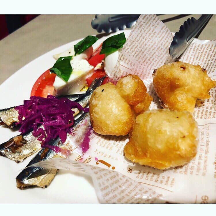世手子さんのインスタグラム写真 - (世手子Instagram)「Trattoria La Grotta( ＾∀＾) https://item.woomy.me/c/34716 @trattorialagrotta にリハ終わりにみんなで行ってきたよ(*´꒳`*) 新番が4/9から始まりますっっ ゲストの #長澤仙明 くんと #正田美里 ちゃんとっっ 銀座の一等地にある #トラットリアラグロッタ はコスパ良しなのにロケーション抜群っっ まずはスパークリングで乾杯っ！ グリッシーニもオシャレ 農家野菜のバーニャカウダ特製アンチョビソースもめちゃウマ〜(・∀・) イタリア産、生ハム、サラミの盛り合わせも素敵っっ(*´◒`*) 人気前菜3種盛り合わせもおいしかった(๑･̑◡･̑๑) ムール貝と白ハマグリのワイン蒸しも出汁がよいーっっ シェフお任せパスタもバッチリ✌︎('ω')✌︎ また行きたいー！ Casting by @woomy.restaurant」4月4日 23時50分 - rojide