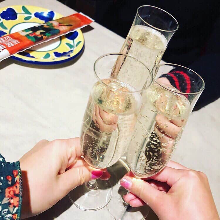 世手子さんのインスタグラム写真 - (世手子Instagram)「Trattoria La Grotta( ＾∀＾) https://item.woomy.me/c/34716 @trattorialagrotta にリハ終わりにみんなで行ってきたよ(*´꒳`*) 新番が4/9から始まりますっっ ゲストの #長澤仙明 くんと #正田美里 ちゃんとっっ 銀座の一等地にある #トラットリアラグロッタ はコスパ良しなのにロケーション抜群っっ まずはスパークリングで乾杯っ！ グリッシーニもオシャレ 農家野菜のバーニャカウダ特製アンチョビソースもめちゃウマ〜(・∀・) イタリア産、生ハム、サラミの盛り合わせも素敵っっ(*´◒`*) 人気前菜3種盛り合わせもおいしかった(๑･̑◡･̑๑) ムール貝と白ハマグリのワイン蒸しも出汁がよいーっっ シェフお任せパスタもバッチリ✌︎('ω')✌︎ また行きたいー！ Casting by @woomy.restaurant」4月4日 23時50分 - rojide