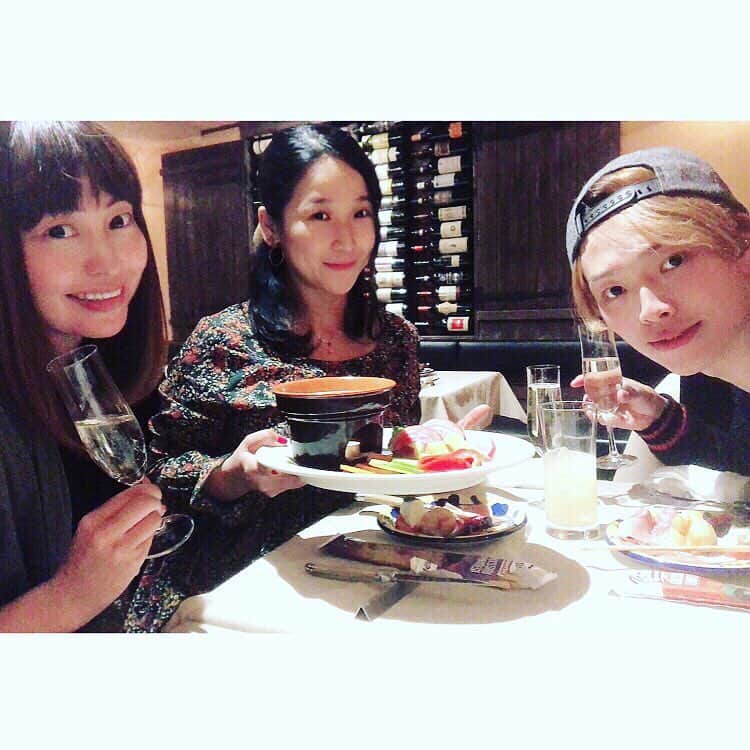 世手子さんのインスタグラム写真 - (世手子Instagram)「Trattoria La Grotta( ＾∀＾) https://item.woomy.me/c/34716 @trattorialagrotta にリハ終わりにみんなで行ってきたよ(*´꒳`*) 新番が4/9から始まりますっっ ゲストの #長澤仙明 くんと #正田美里 ちゃんとっっ 銀座の一等地にある #トラットリアラグロッタ はコスパ良しなのにロケーション抜群っっ まずはスパークリングで乾杯っ！ グリッシーニもオシャレ 農家野菜のバーニャカウダ特製アンチョビソースもめちゃウマ〜(・∀・) イタリア産、生ハム、サラミの盛り合わせも素敵っっ(*´◒`*) 人気前菜3種盛り合わせもおいしかった(๑･̑◡･̑๑) ムール貝と白ハマグリのワイン蒸しも出汁がよいーっっ シェフお任せパスタもバッチリ✌︎('ω')✌︎ また行きたいー！ Casting by @woomy.restaurant」4月4日 23時50分 - rojide