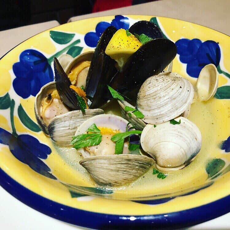 世手子さんのインスタグラム写真 - (世手子Instagram)「Trattoria La Grotta( ＾∀＾) https://item.woomy.me/c/34716 @trattorialagrotta にリハ終わりにみんなで行ってきたよ(*´꒳`*) 新番が4/9から始まりますっっ ゲストの #長澤仙明 くんと #正田美里 ちゃんとっっ 銀座の一等地にある #トラットリアラグロッタ はコスパ良しなのにロケーション抜群っっ まずはスパークリングで乾杯っ！ グリッシーニもオシャレ 農家野菜のバーニャカウダ特製アンチョビソースもめちゃウマ〜(・∀・) イタリア産、生ハム、サラミの盛り合わせも素敵っっ(*´◒`*) 人気前菜3種盛り合わせもおいしかった(๑･̑◡･̑๑) ムール貝と白ハマグリのワイン蒸しも出汁がよいーっっ シェフお任せパスタもバッチリ✌︎('ω')✌︎ また行きたいー！ Casting by @woomy.restaurant」4月4日 23時50分 - rojide