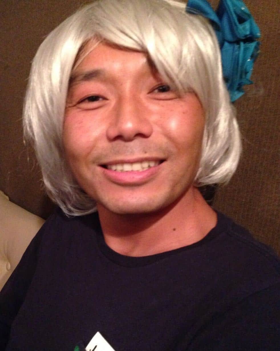 そうすけのインスタグラム：「もしも髪の毛があったらシリーズ  これはさすがにナシかな〜  #カツラ #カツラがあったらすぐに被りたくなっちゃう  #小ちゃい頃はよく女の子に間違えられてたんだけどな〜  #金髪 #白髪 #そうすけ」