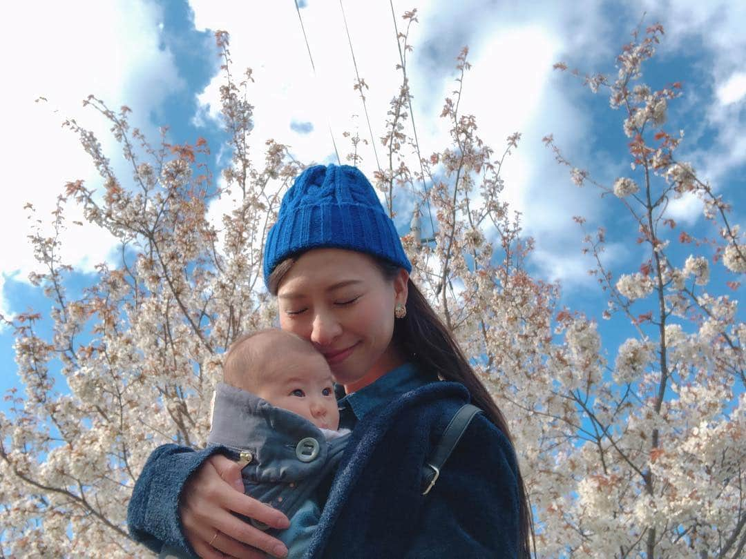 空さやかさんのインスタグラム写真 - (空さやかInstagram)「* 桜の季節🌸 * まだまだ満開ではないけど、少しずつ咲き始めてきててうれしい☺️ * 自撮り棒三脚を新調したから試しに行ったけど、愛生が一緒に撮ってくれなかったから尊と👶 * * #桜 #cherryblossom  #一番好きな花 #花見 #自撮り三脚 #なかなか良い #尊のはじめてのお花見 #目ぱっちり開いてたw #今年は何回行けるかな」4月4日 23時53分 - sky_sayaka