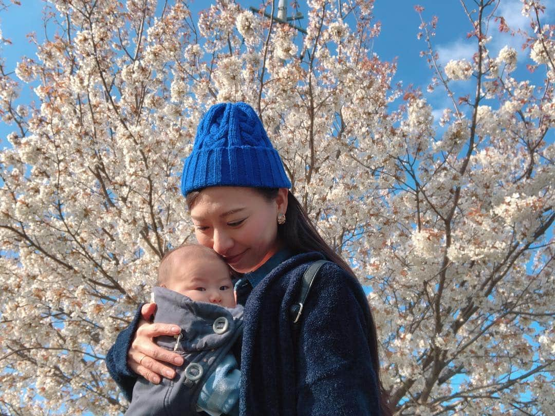 空さやかさんのインスタグラム写真 - (空さやかInstagram)「* 桜の季節🌸 * まだまだ満開ではないけど、少しずつ咲き始めてきててうれしい☺️ * 自撮り棒三脚を新調したから試しに行ったけど、愛生が一緒に撮ってくれなかったから尊と👶 * * #桜 #cherryblossom  #一番好きな花 #花見 #自撮り三脚 #なかなか良い #尊のはじめてのお花見 #目ぱっちり開いてたw #今年は何回行けるかな」4月4日 23時53分 - sky_sayaka