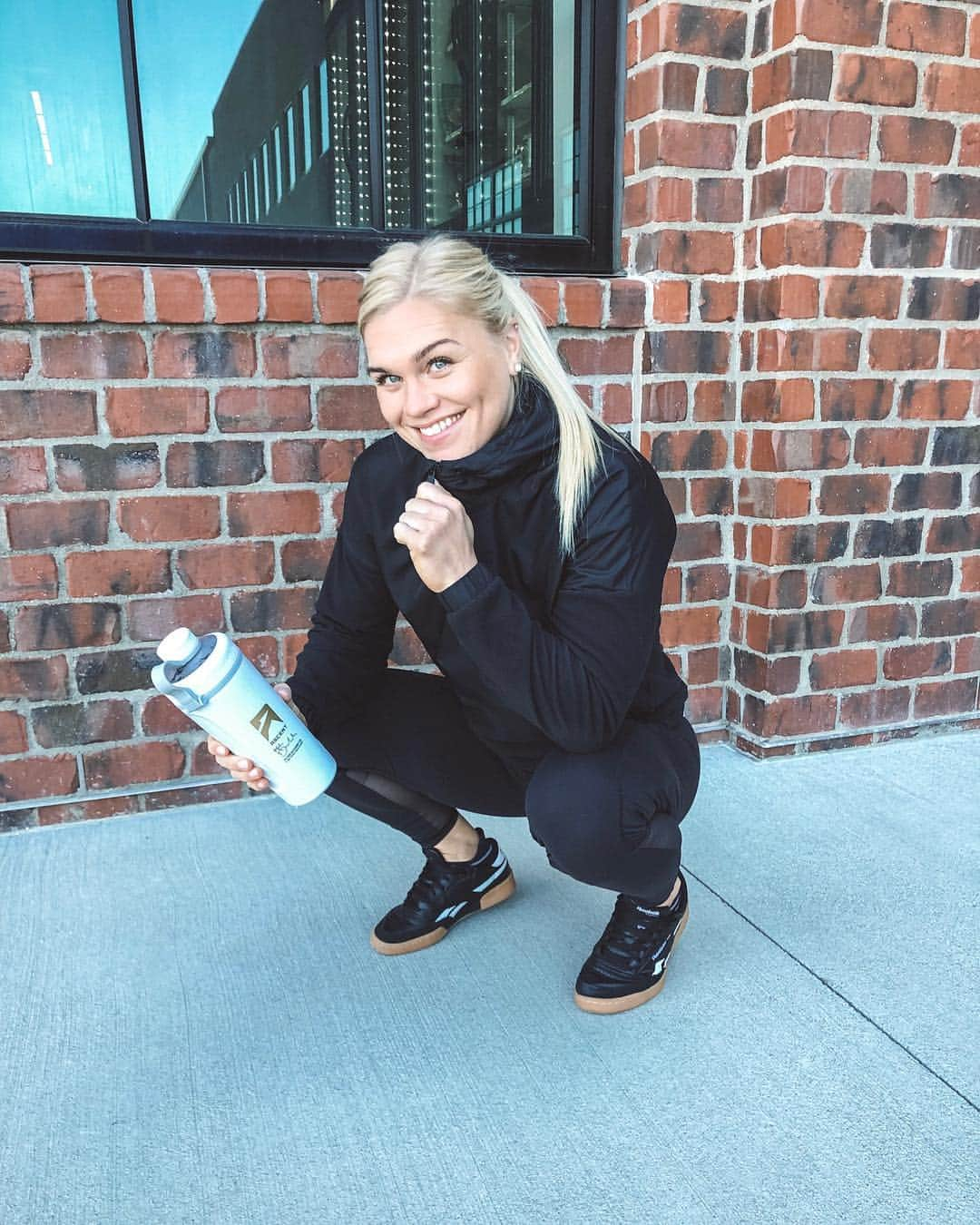 Katrin Tanja Davidsdottirさんのインスタグラム写真 - (Katrin Tanja DavidsdottirInstagram)「Even on rest days .. gotta get my scoop of pre-workout! I am not drinking coffee anymore so, heeeyyyy 👋🏼😜💥💥💥 - Anyone else?!! // @ascent_protein」4月5日 0時09分 - katrintanja